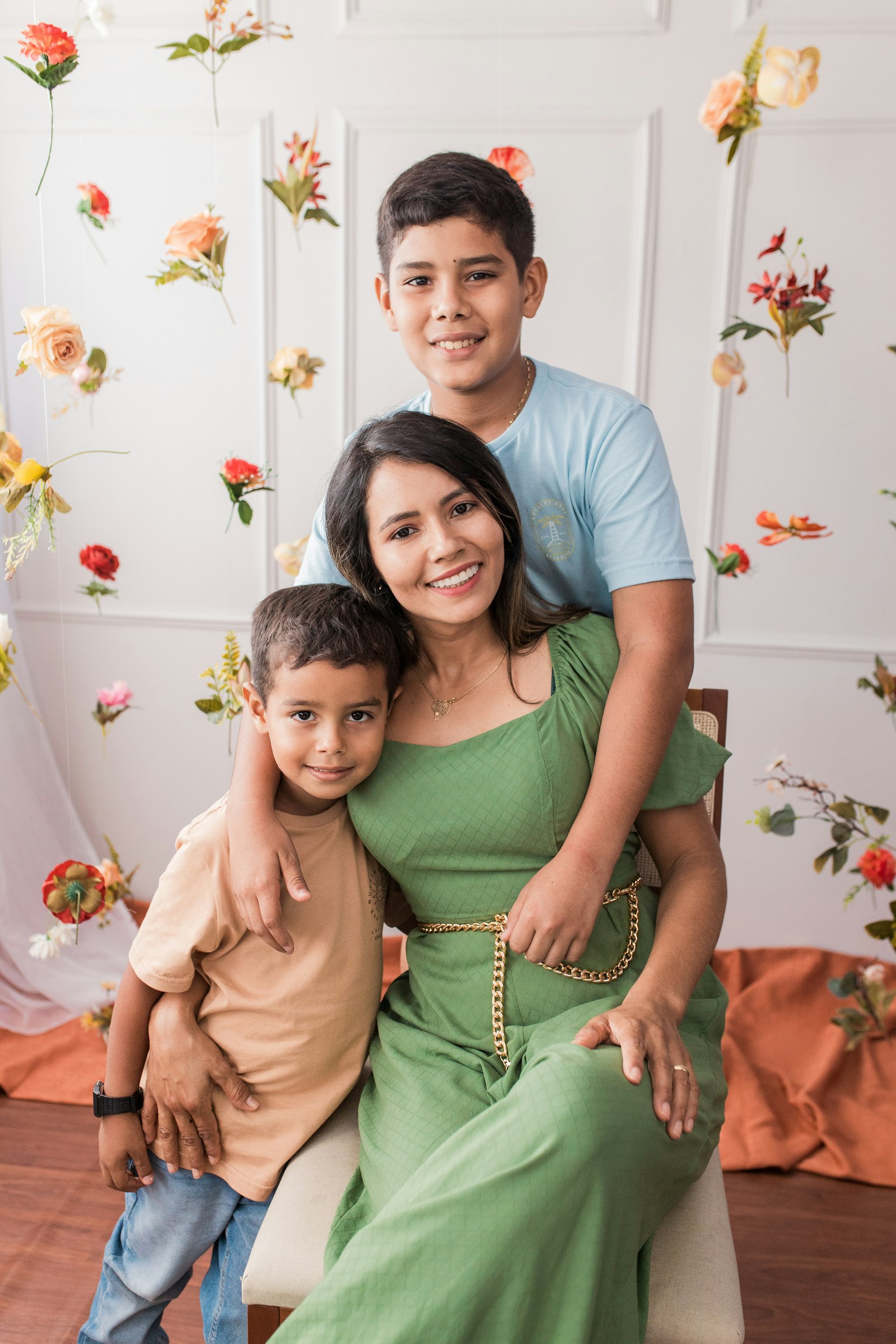Una familia sonriendo mientras se sienta junta en casa